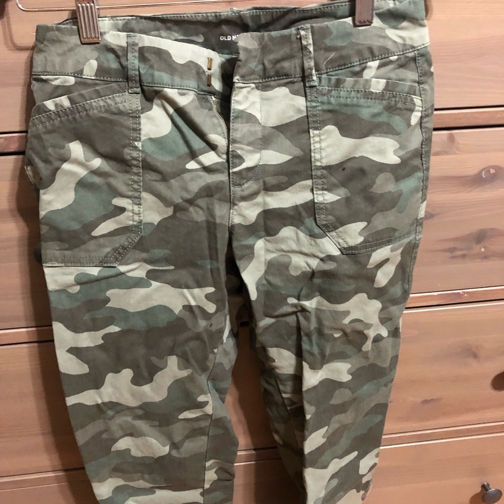 Old navy camo pixie pant